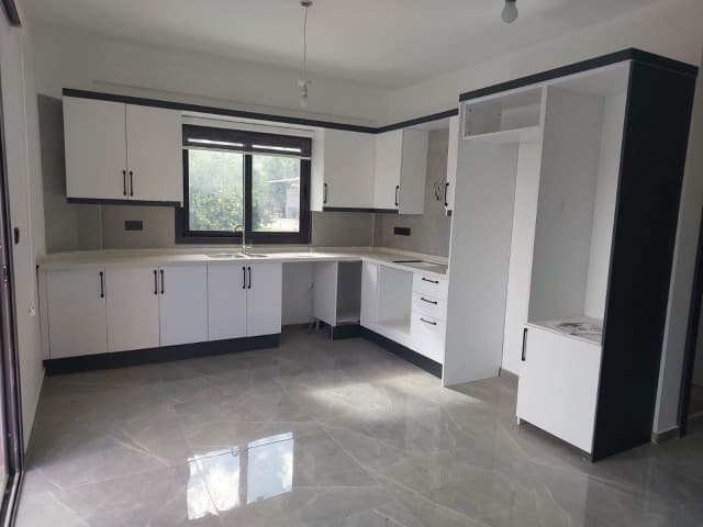 GARDEN FLOOR APARTMENT FOR SALE IN ALSANCAK, CLOSE TO THE MAIN ROAD AND THE SEA