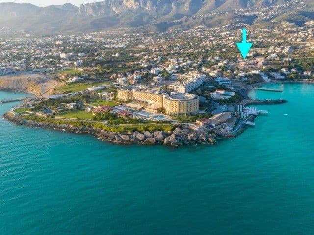 Apartment for sale in a complex within walking distance to the sea with 2 bedrooms and 1 living room.